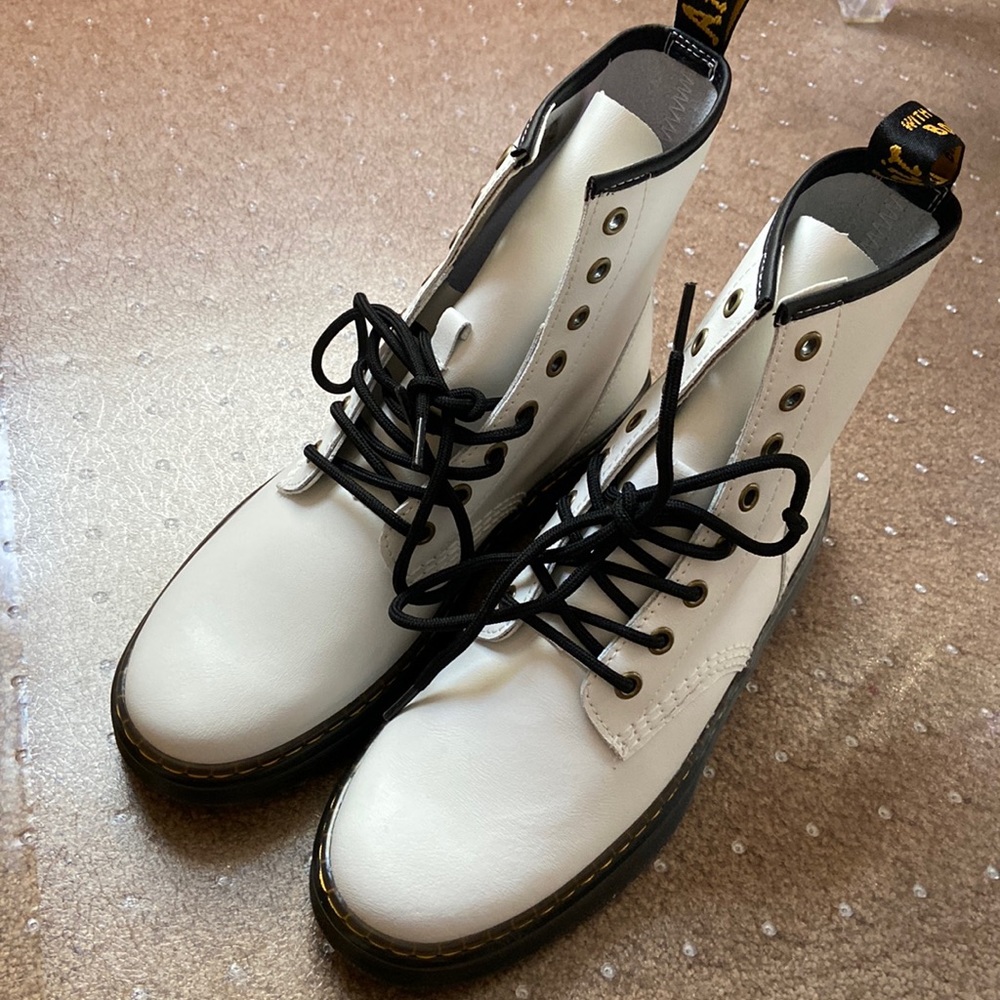 NWT Doc Martens Zavala lace up boot